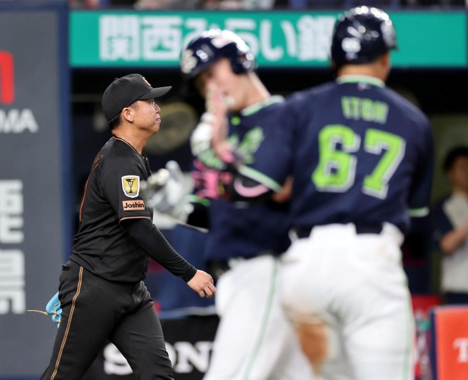 ６回、勝ち越しを許す村上（撮影・山口登）