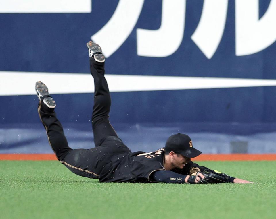 ６回、近本は古賀の打球を懸命に追うも捕球できず三塁打となる（撮影・山口登）