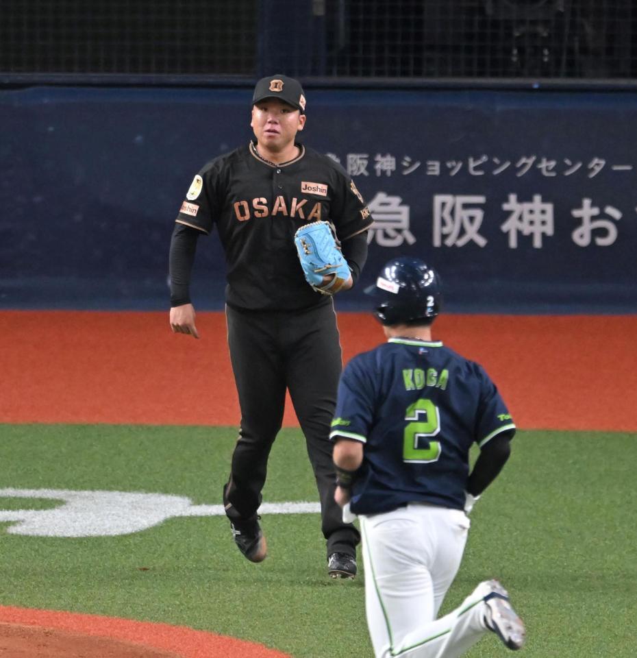 ６回、ヤクルトに勝ち越しを許す村上（撮影・飯室逸平）