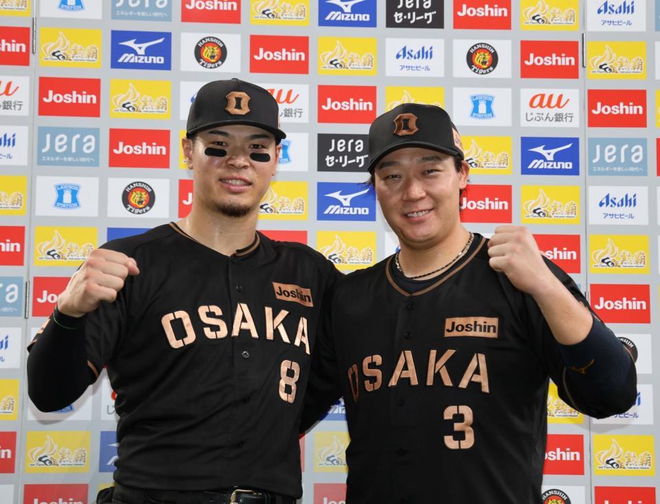 お立ち台でポーズを決める佐藤輝（左）と大山（撮影・山口登）