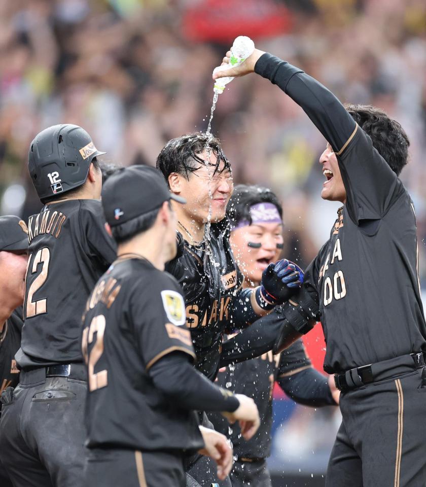 ９回、サヨナラソロを放ち手荒い祝福を受ける大山（撮影・山口登）