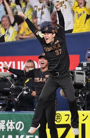 ９回、大山がサヨナラ弾を放つとベンチから飛び出して大喜びする及川（手前）と村上（撮影・田中太一）