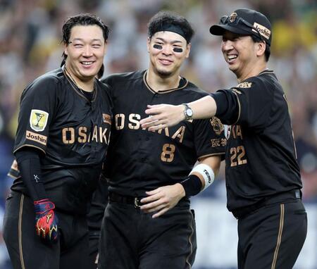 ９回、大山（左）と佐藤輝を祝福する藤川監督（撮影・山口登）
