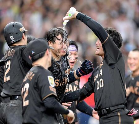 　９回、サヨナラソロを放ち、手荒い祝福を受ける大山（撮影・山口登）