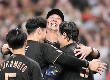 　大山（右）と佐藤輝を抱き寄せて歓喜する藤川監督