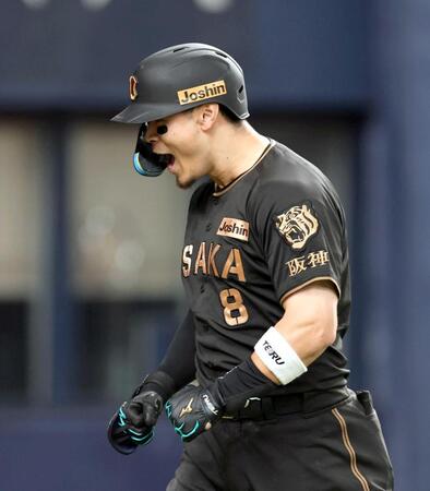 　９回、同点ソロを放ち、ほえながら生還する佐藤輝（撮影・山口登）