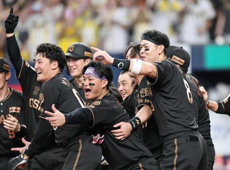 　９回、サヨナラ弾を放った大山をチームメートと歓喜で迎える