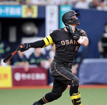 　９回、右中間にソロを放つ佐藤輝（撮影・山口登）