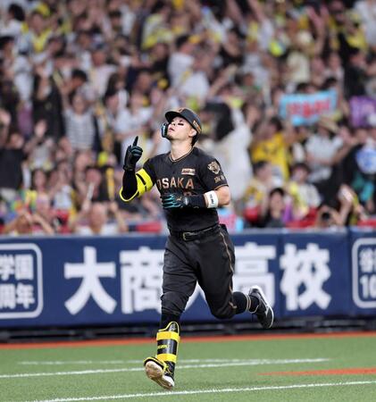 ９回、同点ソロを放ち生還する佐藤輝（撮影・山口登）