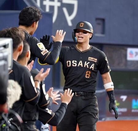 ９回、同点ソロを放ち生還する佐藤輝（撮影・山口登）