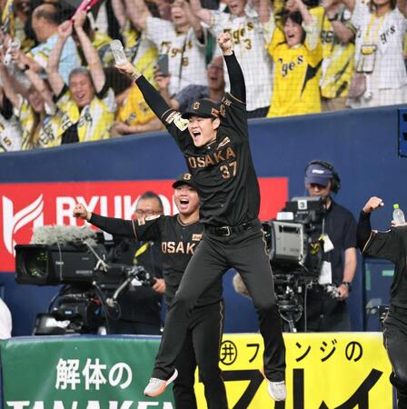 　９回、大山のサヨナラ弾にベンチから飛び出す及川と村上（左奥）＝撮影・田中太一
