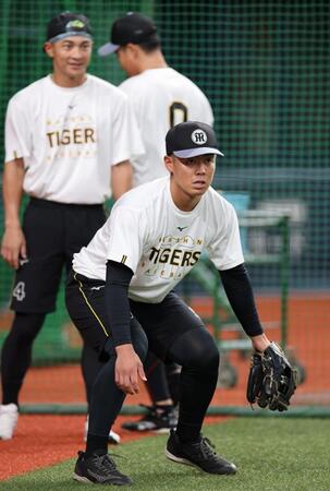 １軍に合流し、早出でノックを受ける谷端（撮影・山口登）