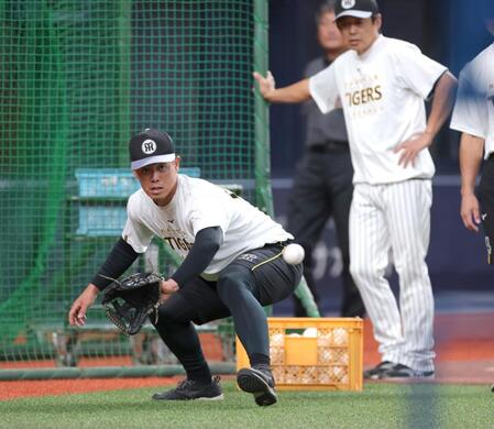 早出をしてノックを受ける谷端（撮影・立川洋一郎）
