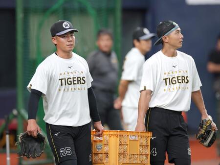 早出をしてノックを受けた谷端。右は熊谷（撮影・立川洋一郎）