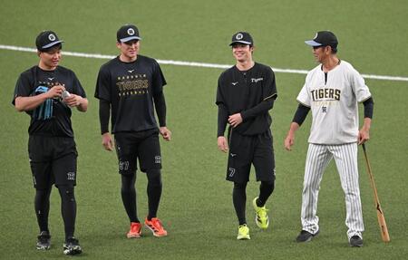 談笑する（右から）田中コーチ、中野、高寺、森下（撮影・飯室逸平）