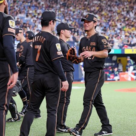 ４回を投げ終えてベンチへ引き揚げる伊藤将（撮影・立川洋一郎）