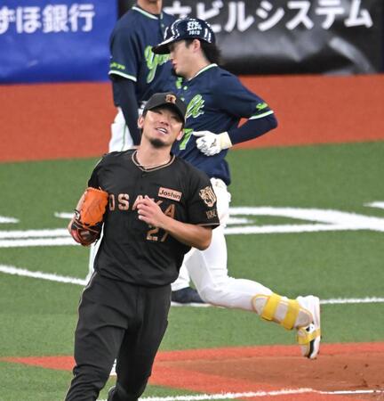 ３回、長岡を一ゴロに斬る伊藤将（撮影・飯室逸平）