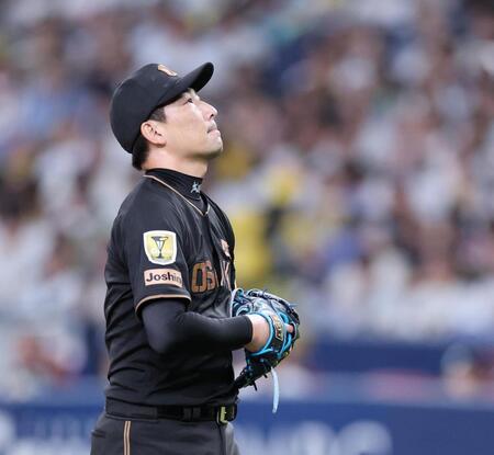 ８回、岩崎は西村に押し出し四球を与え先制を許す（撮影・山口登）
