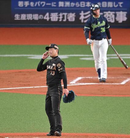 ８回、西村に押し出し四球を与える岩崎（撮影・飯室逸平）