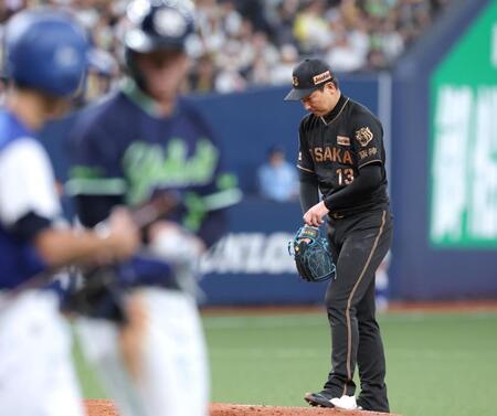 ８回、西村に押し出しとなる四球を与え、先制点を奪われる岩崎（撮影・立川洋一郎）