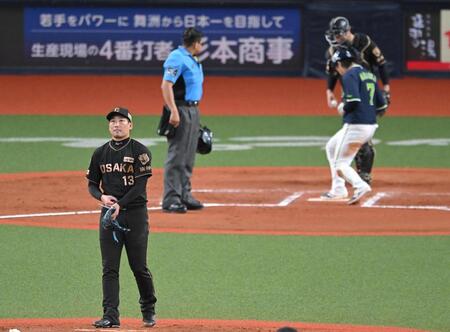 ８回、押し出しでヤクルトに先制点を許す岩崎（撮影・飯室逸平）