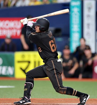 １０回、中前打を放つ植田（撮影・山口登）