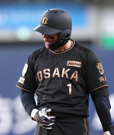 ９回、中前打を放って出塁し感情を爆発させる森下（撮影・立川洋一郎）