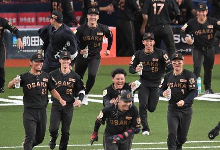 サヨナラを決めた大山の元に駆け寄る阪神ナイン（撮影・飯室逸平）