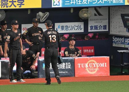 ８回、岩崎（１３）を降板させる藤川監督（撮影・飯室逸平）