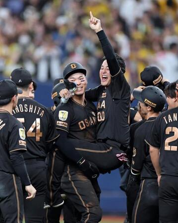 １０回、サヨナラ勝利し、笑顔を見せる佐藤輝（撮影・山口登）
