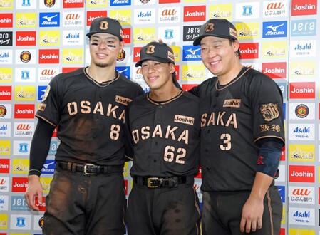 お立ち台に立ち笑顔を見せる（左から）佐藤輝、植田、大山（撮影・立川洋一郎）