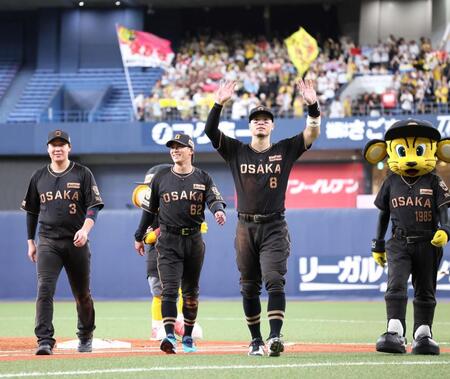 ヒーローインタビューを終え、ファンに手を振り引き揚げる阪神・佐藤輝明（中央）と左から阪神・大山悠輔、阪神・植田海＝京セラドーム大阪（撮影・立川洋一郎）