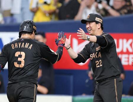 サヨナラ勝利し大山を迎える藤川監督（撮影・山口登）