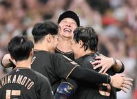 　大山（右）と佐藤輝を抱き寄せて歓喜する藤川監督