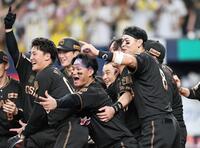 　９回、サヨナラ弾を放った大山をチームメートと歓喜で迎える