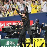 　９回、大山のサヨナラ弾にベンチから飛び出す及川と村上（左奥）＝撮影・田中太一