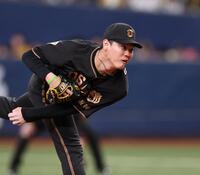 ７回、ヤクルト打線を無失点に抑える及川（撮影・田中太一）