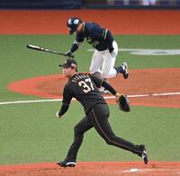 ７回、岩田を二ゴロに斬り、３者凡退に抑える及川（撮影・飯室逸平）