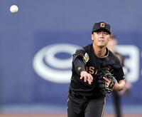 試合前、守備練習する谷端（撮影・山口登）