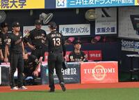 ８回、岩崎（１３）を降板させる藤川監督（撮影・飯室逸平）