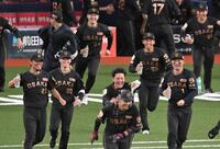 サヨナラを決めた大山の元に駆け寄る阪神ナイン（撮影・飯室逸平）