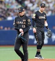 ８回、西村に押し出しの四球で先制点与え、マウンドを降りる岩崎（撮影・立川洋一郎）