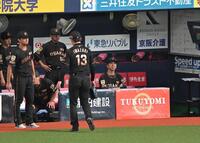 ８回、岩崎（１３）を降板させる藤川監督（撮影・飯室逸平）