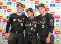 お立ち台に立ち笑顔を見せる（左から）佐藤輝、植田、大山（撮影・立川洋一郎）