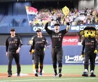 ヒーローインタビューを終え、ファンに手を振り引き揚げる阪神・佐藤輝明（中央）と左から阪神・大山悠輔、阪神・植田海＝京セラドーム大阪（撮影・立川洋一郎）