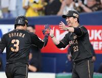 サヨナラ勝利し大山を迎える藤川監督（撮影・山口登）