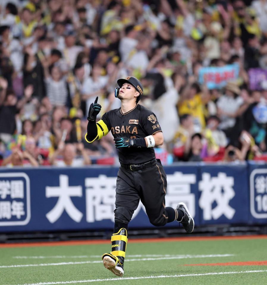 ９回、同点ソロを放ち生還する佐藤輝（撮影・山口登）