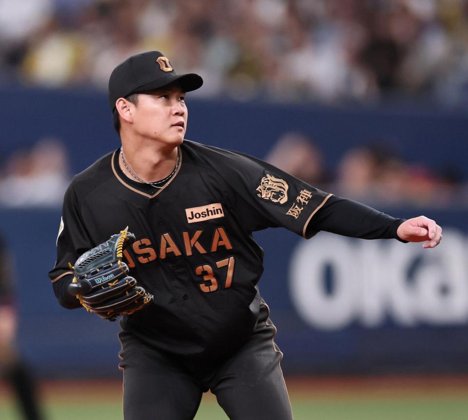 ７回、ヤクルト打線を三者凡退に抑える及川（撮影・田中太一）