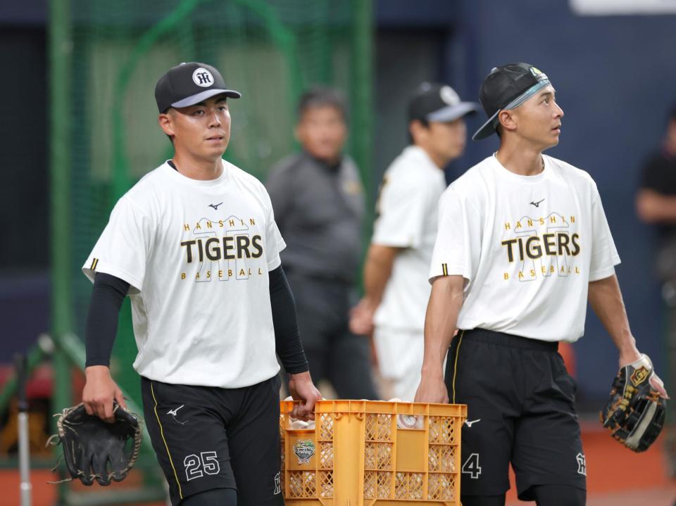 早出をしてノックを受けた谷端。右は熊谷（撮影・立川洋一郎）