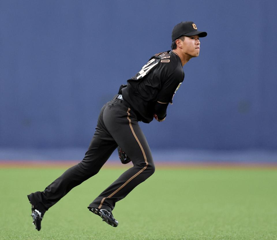 試合前、ノックを受ける岡城（撮影・山口登）